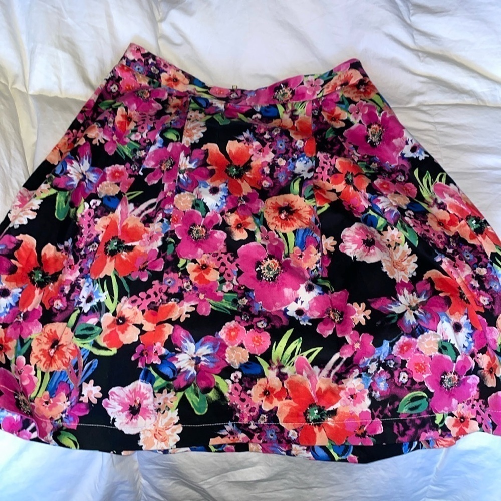 𝅺89th & Madison Floral Mini, Pleated A-Line Full Skirt Size 6